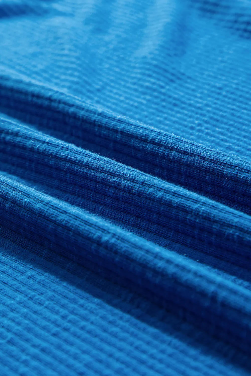 Haut bleu à manches longues et col en V en tricot ctelé à coutures apparentes
