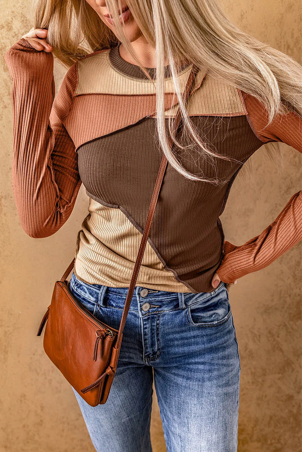 Haut en tricot ctelé marron avec coutures apparentes et blocs de couleurs