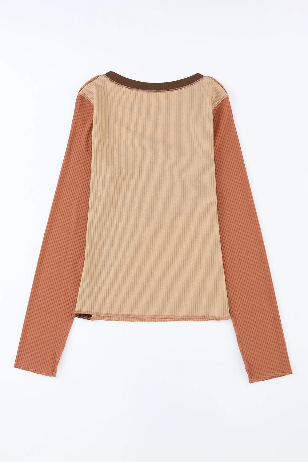 Haut en tricot ctelé marron avec coutures apparentes et blocs de couleurs