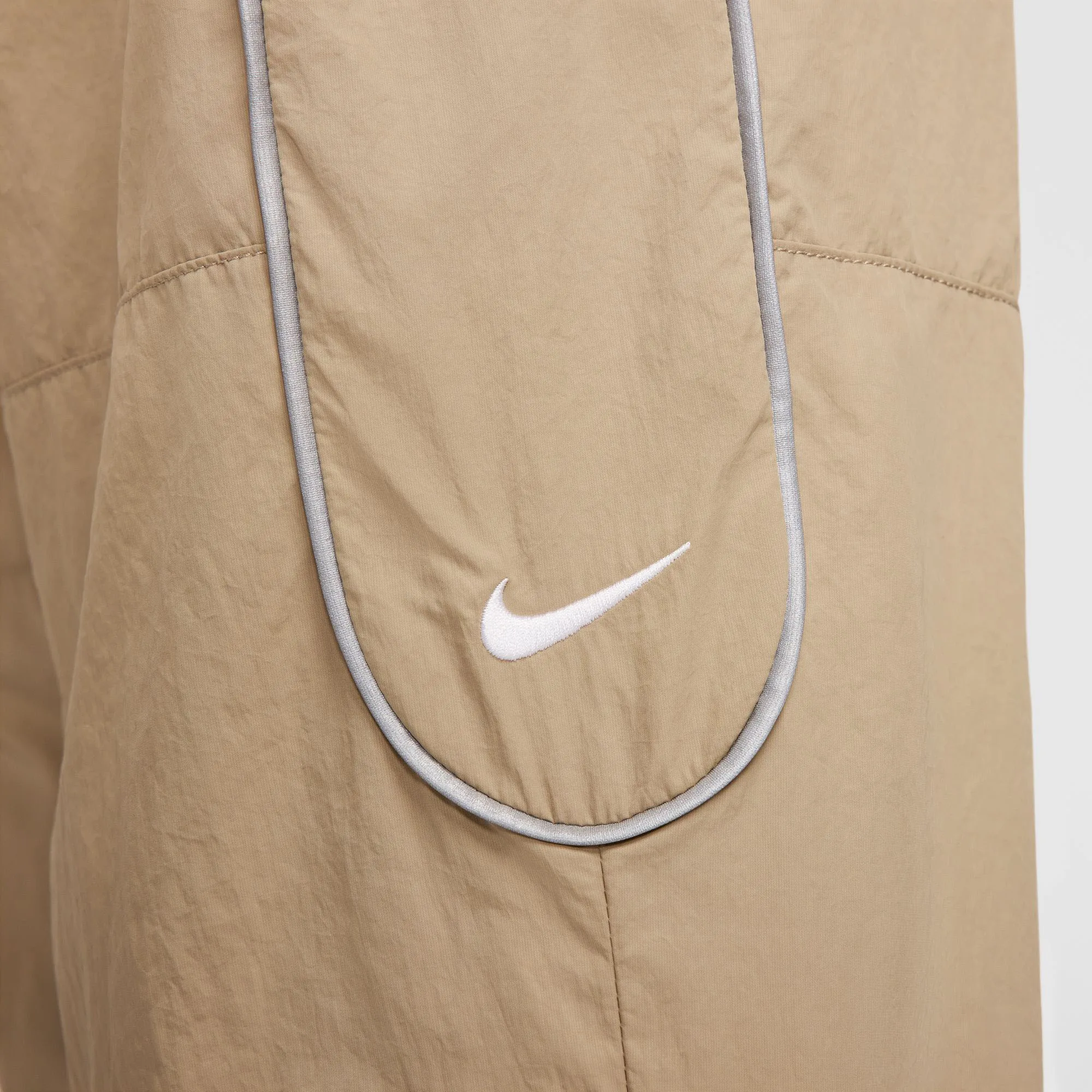 Nike - Solo Swoosh Herren-Trainingshose (khaki / white)