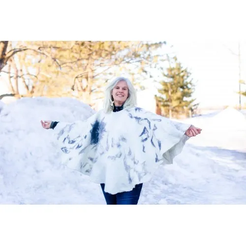 Poncho rond en alpaga naturel design "Envolé" - blanc et gris avec motif oiseau
