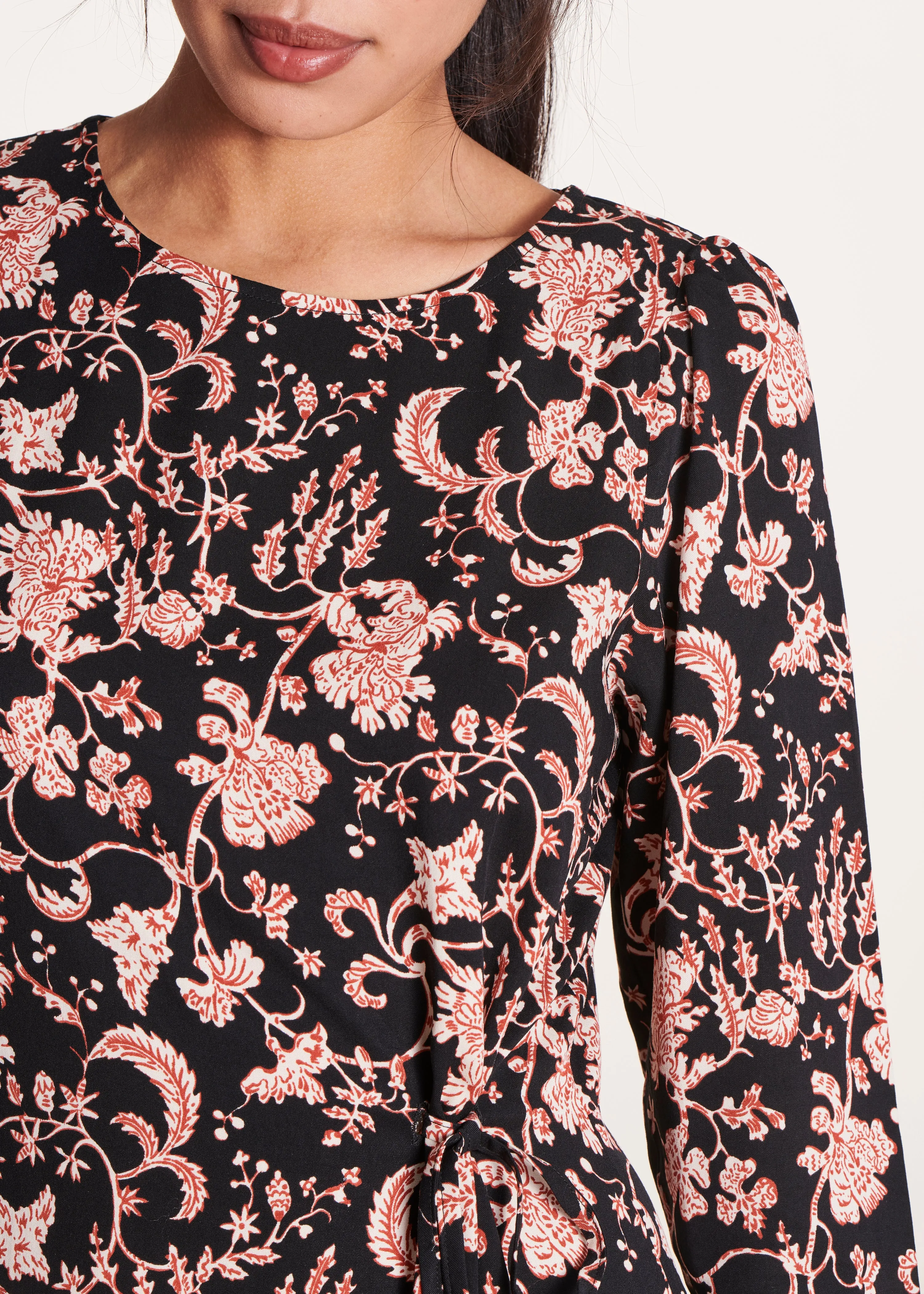 Robe courte noire manches 7/8ème à imprimé