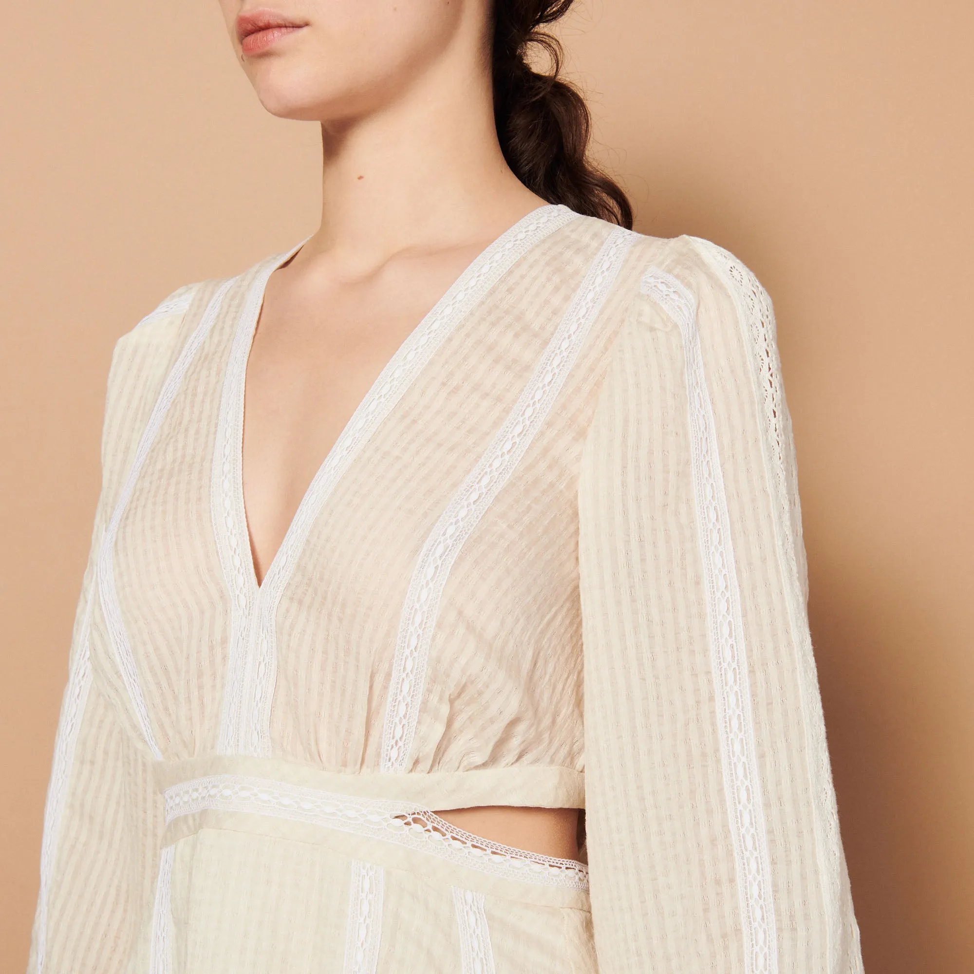 Robe courte à découpes ornée de galons