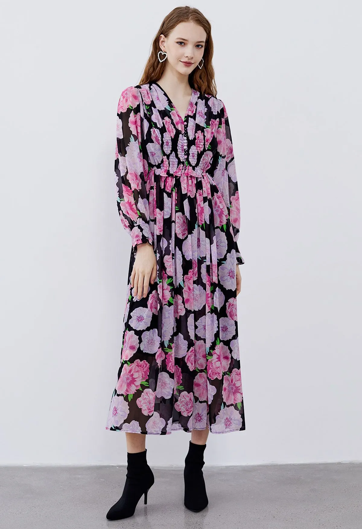Robe longue froncée à fleurs délicates en noir